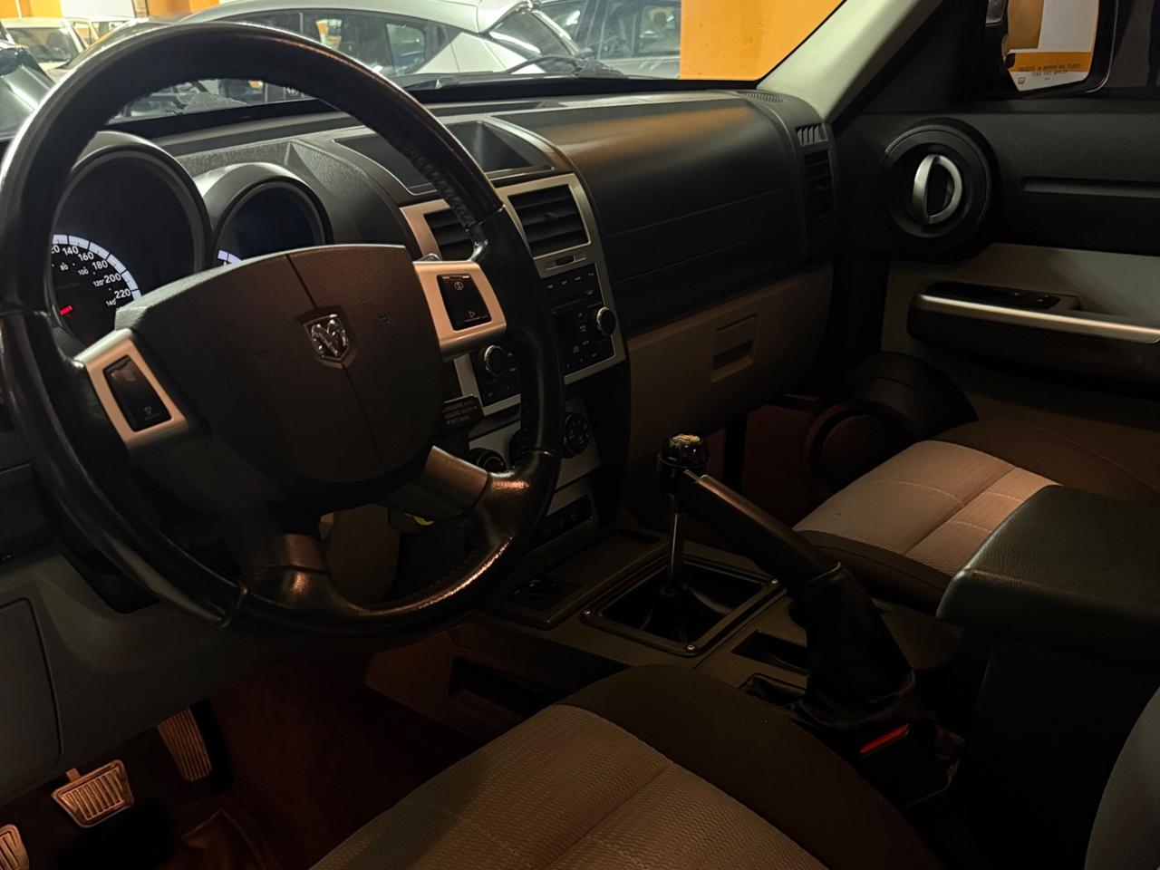 STRAORDINARIO DODGE NITRO 4×4 CON CAMBIO MANUALE