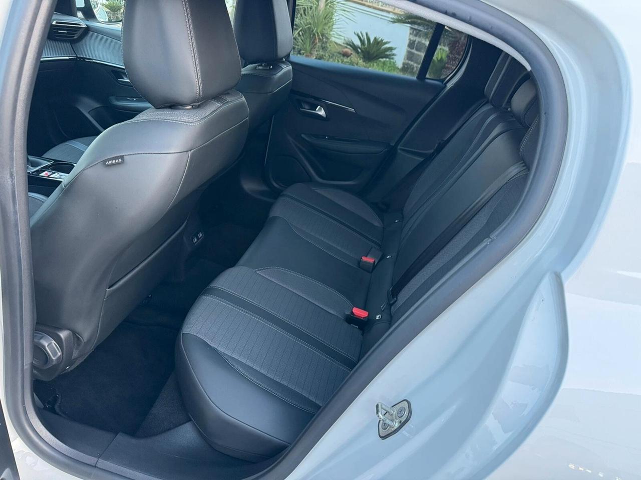 Peugeot 208 BlueHDi 100 Allure Navi Pack