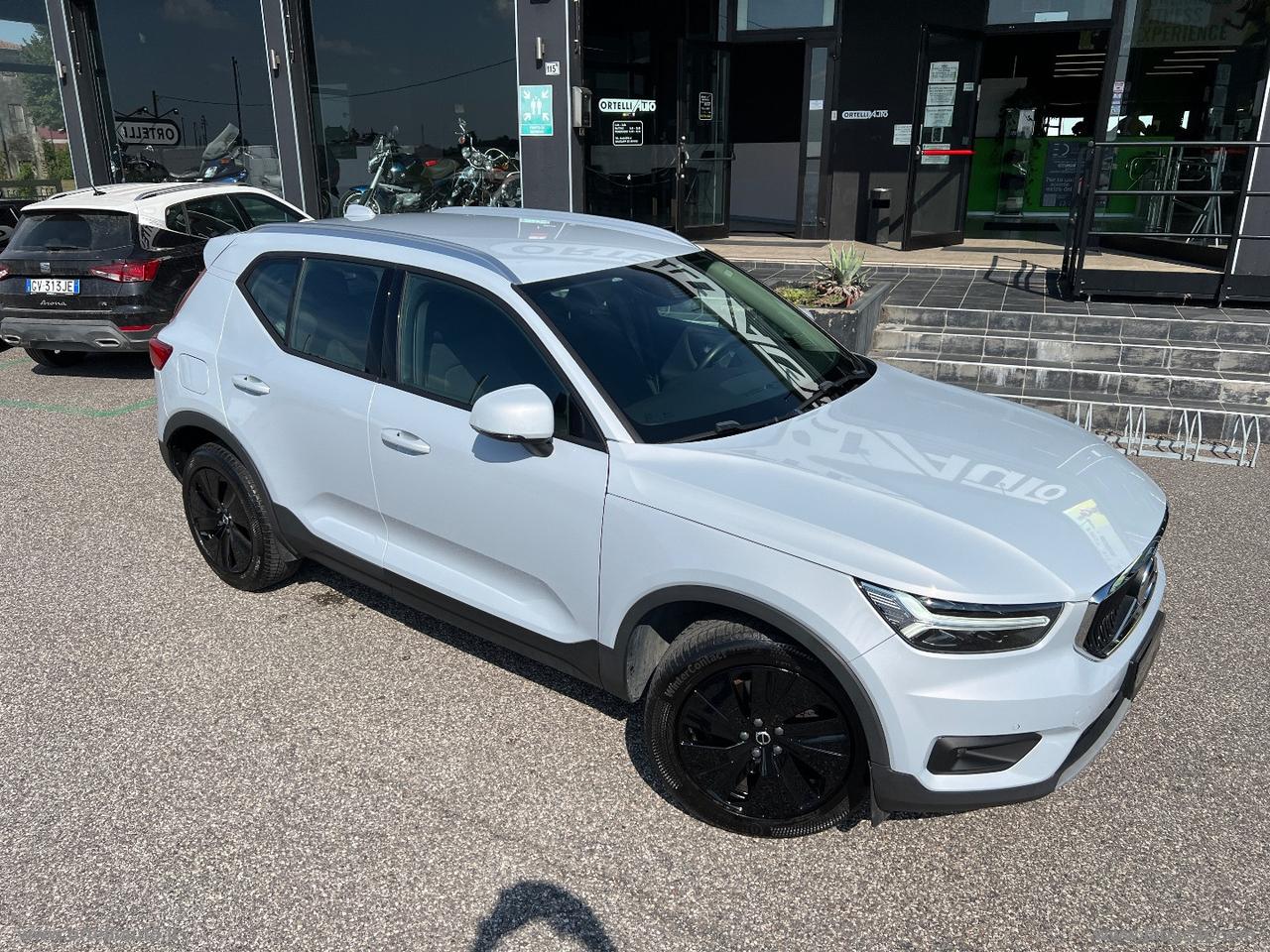 VOLVO XC40 D3 AWD Geartronic Momentum Pro IVA DEDUCIBILE