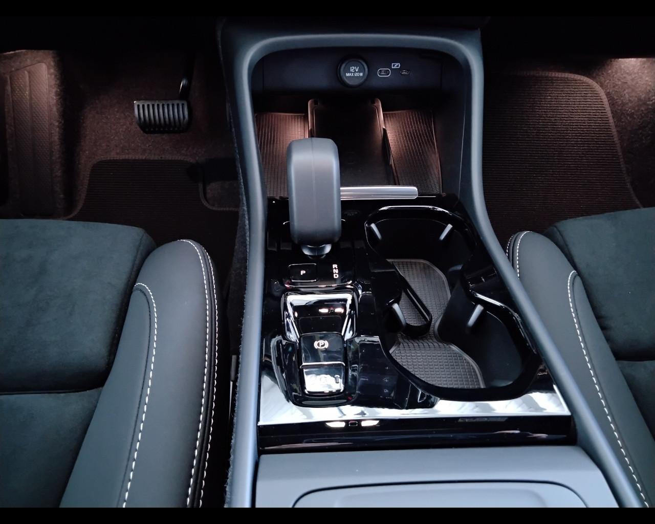 VOLVO XC40 2023 - XC40 2.0 b3 Plus Black Edition auto