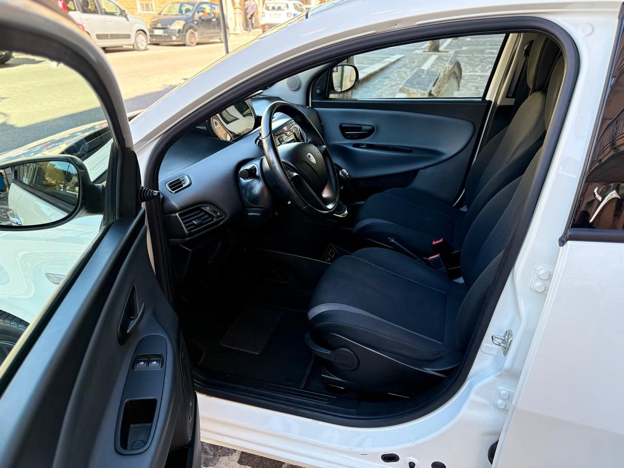 Lancia Ypsilon 1.2 69 CV 5P Gold UCONNECT Blue&Me