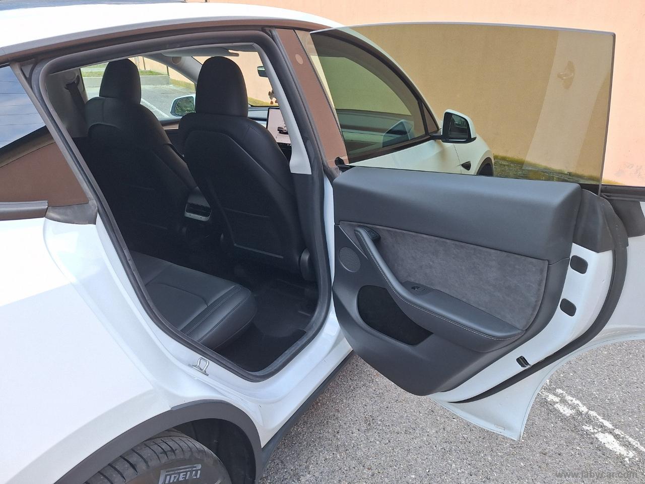 TESLA Model Y STANDARD RANGE RWD TETTO