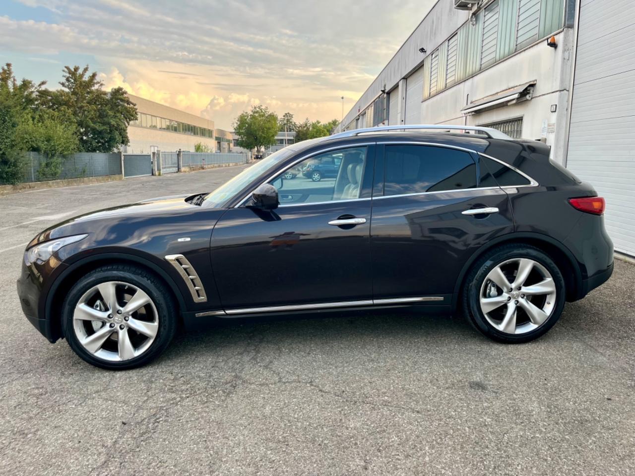 Infiniti FX FX30d S Premium 3.0d 2011 142.000km perfetta