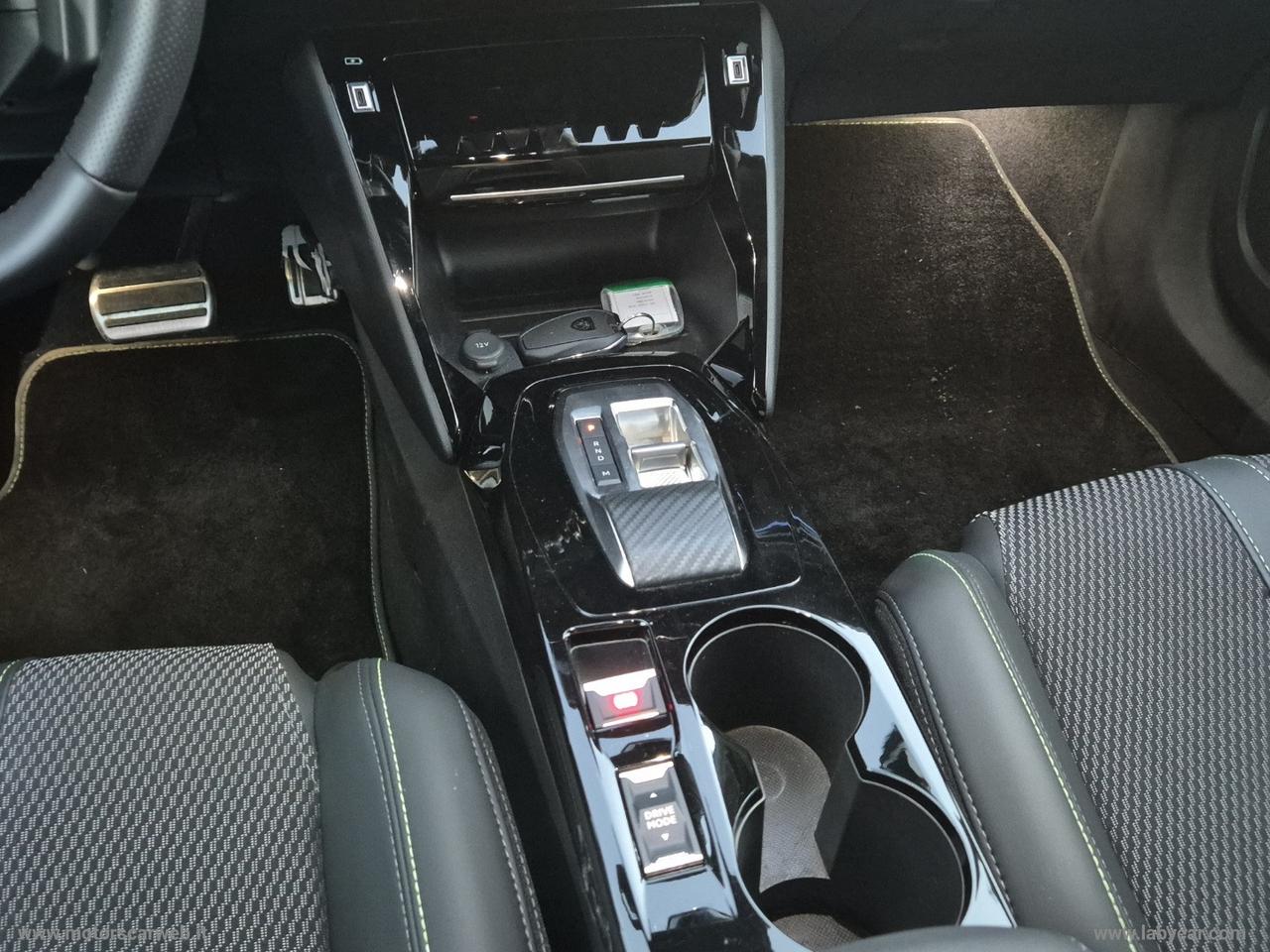 PEUGEOT 2008 Hybrid 145 e-DCS6 GT