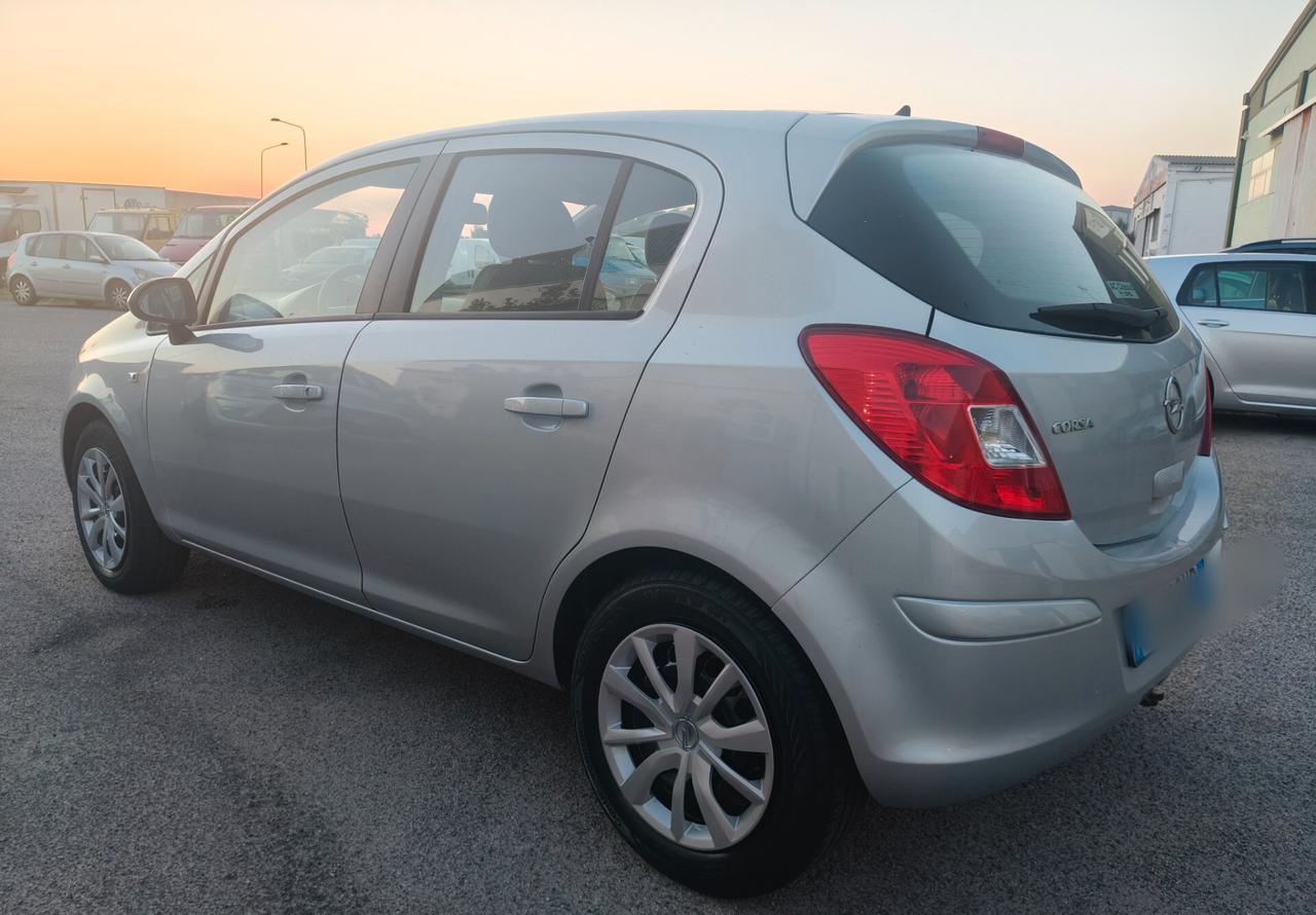 Opel Corsa con gancio traino e garanzia