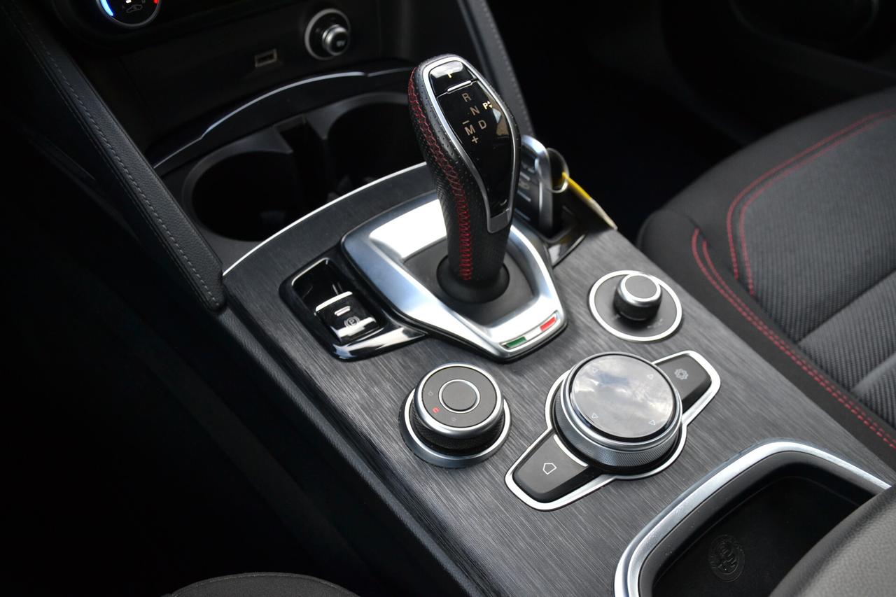 Alfa Romeo Stelvio 2.2 160CV AT8 *FULL LED+NAVI+PDC+RCAM+F1+PRIVACY*