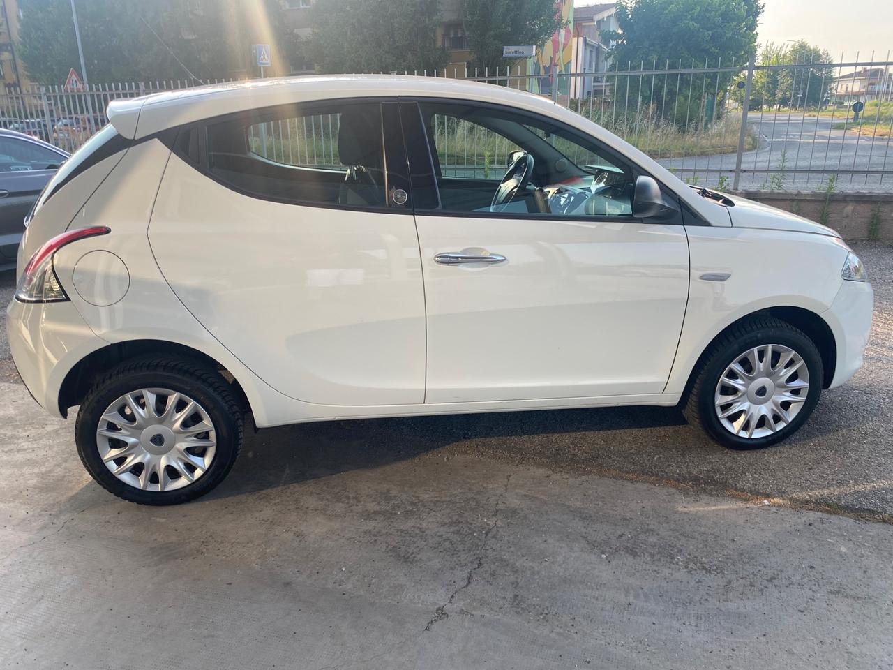 Lancia Ypsilon 0.9 TwinAir 85 CV 5 porte Metano Ecochic Silver