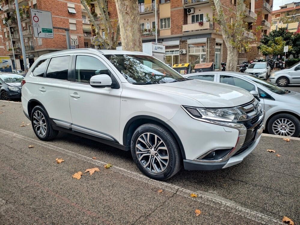 OUTLANDER 2.2 DI-D 4WD 7 POSTI AUTOMATICA EURO 6