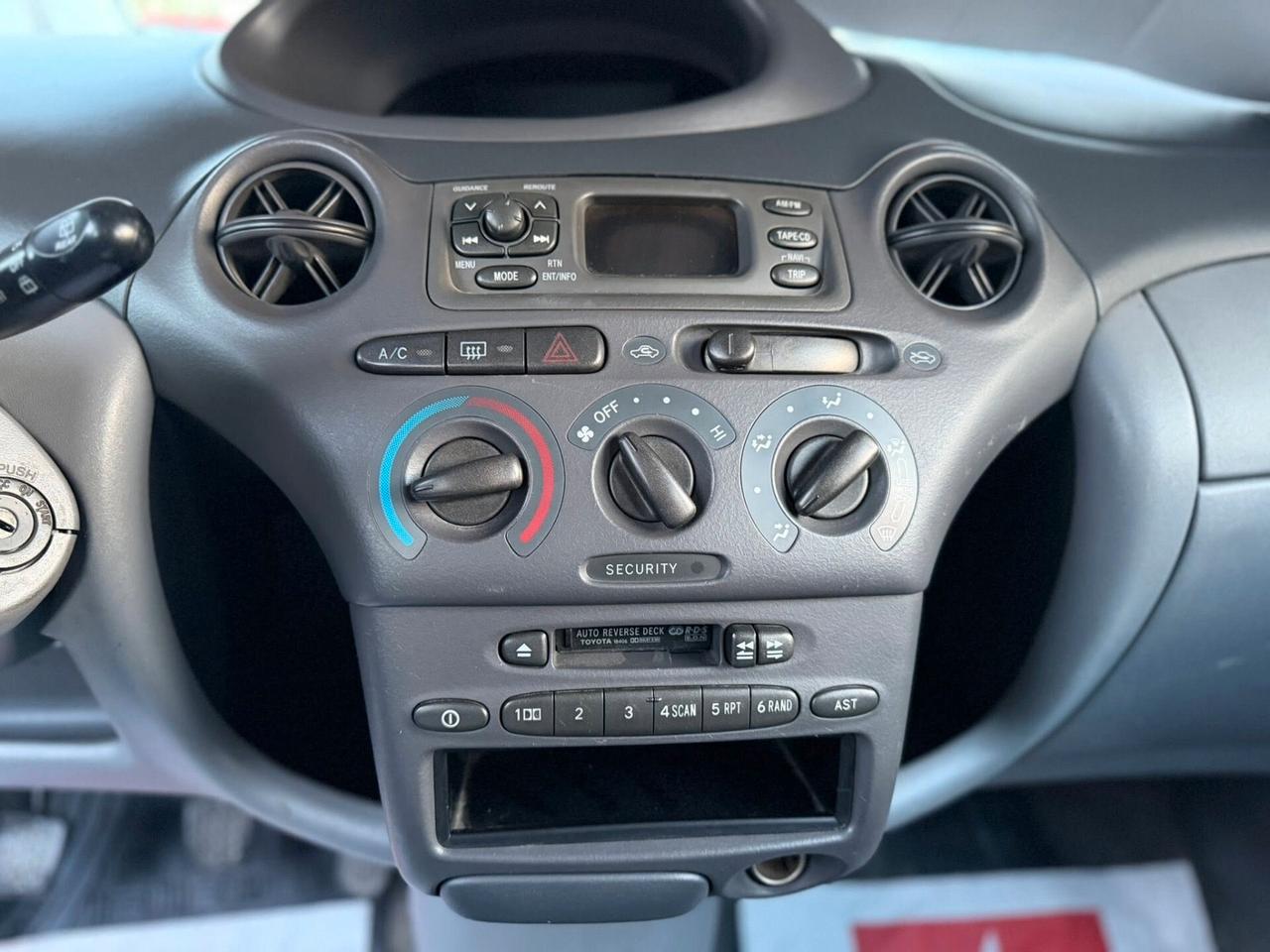 Toyota Yaris 1.0i 16V cat 5 porte Sol OK NEOPATENTATI