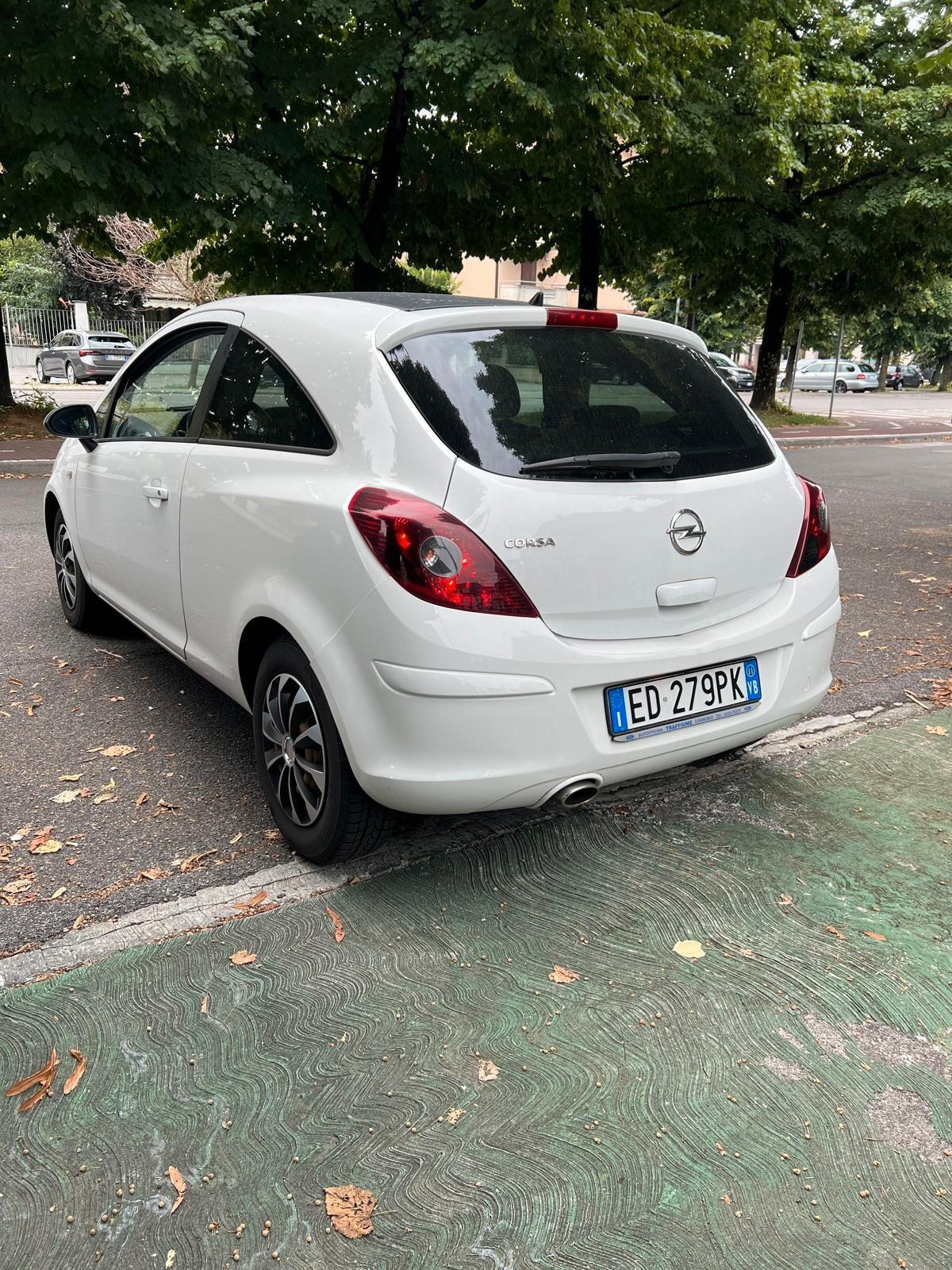 Opel Corsa 1.4 16V 3 porte b-color X NEOPATENTATI