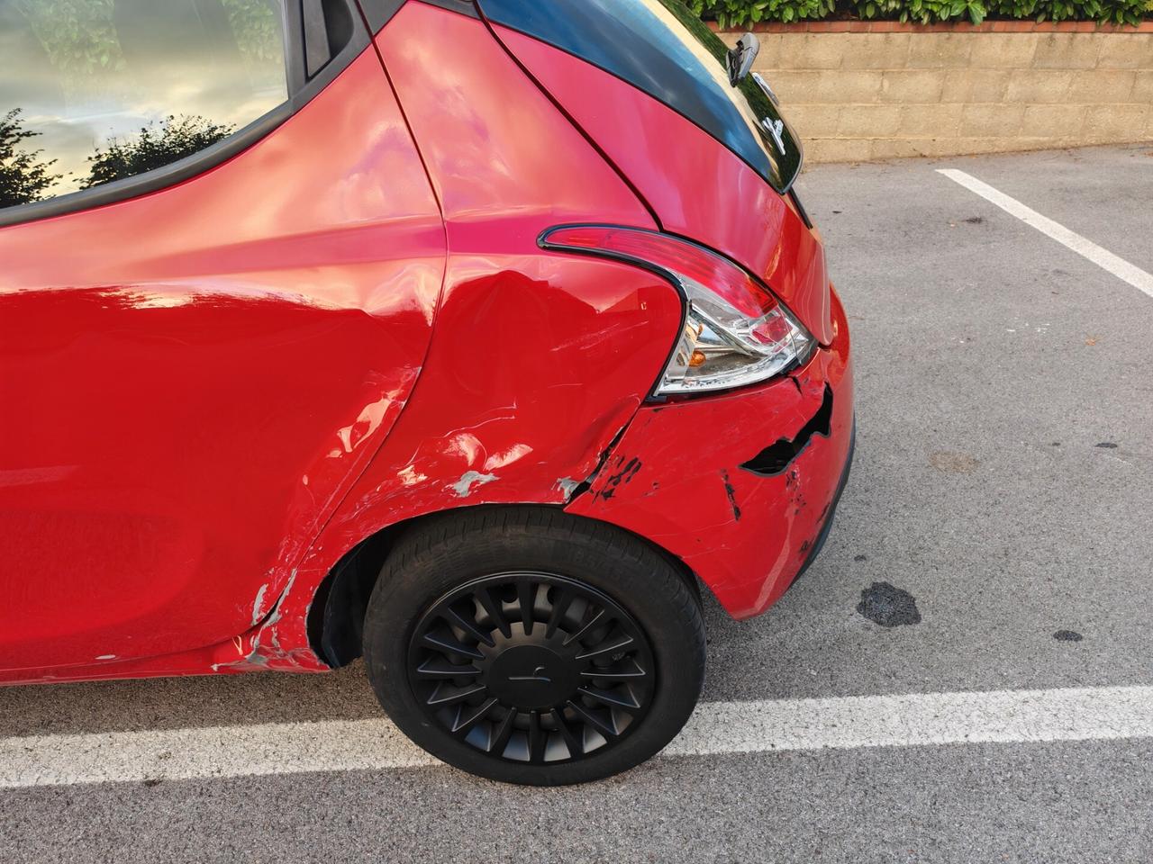 Lancia Ypsilon 5 porte Hybrid Incidentata