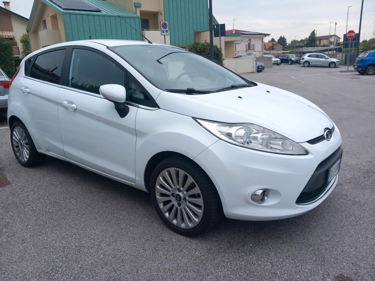 Ford Fiesta 1.4 5 porte Bz.- GPL Titanium unico proprietario