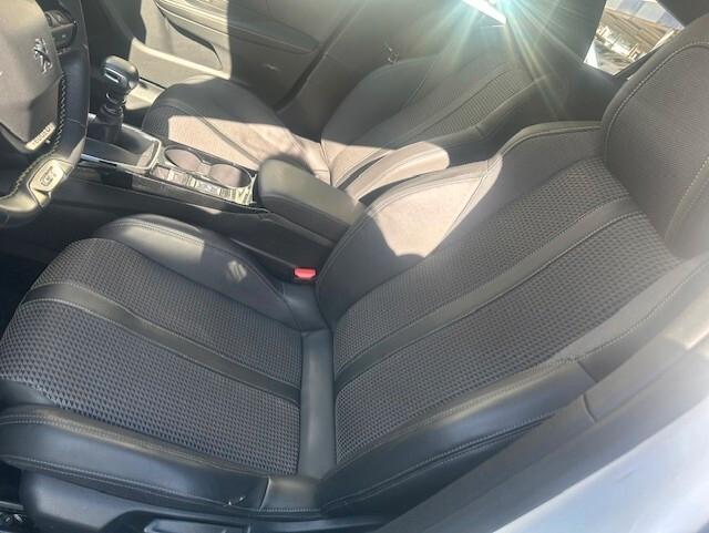 PEUGEOT 2008 GT LINE