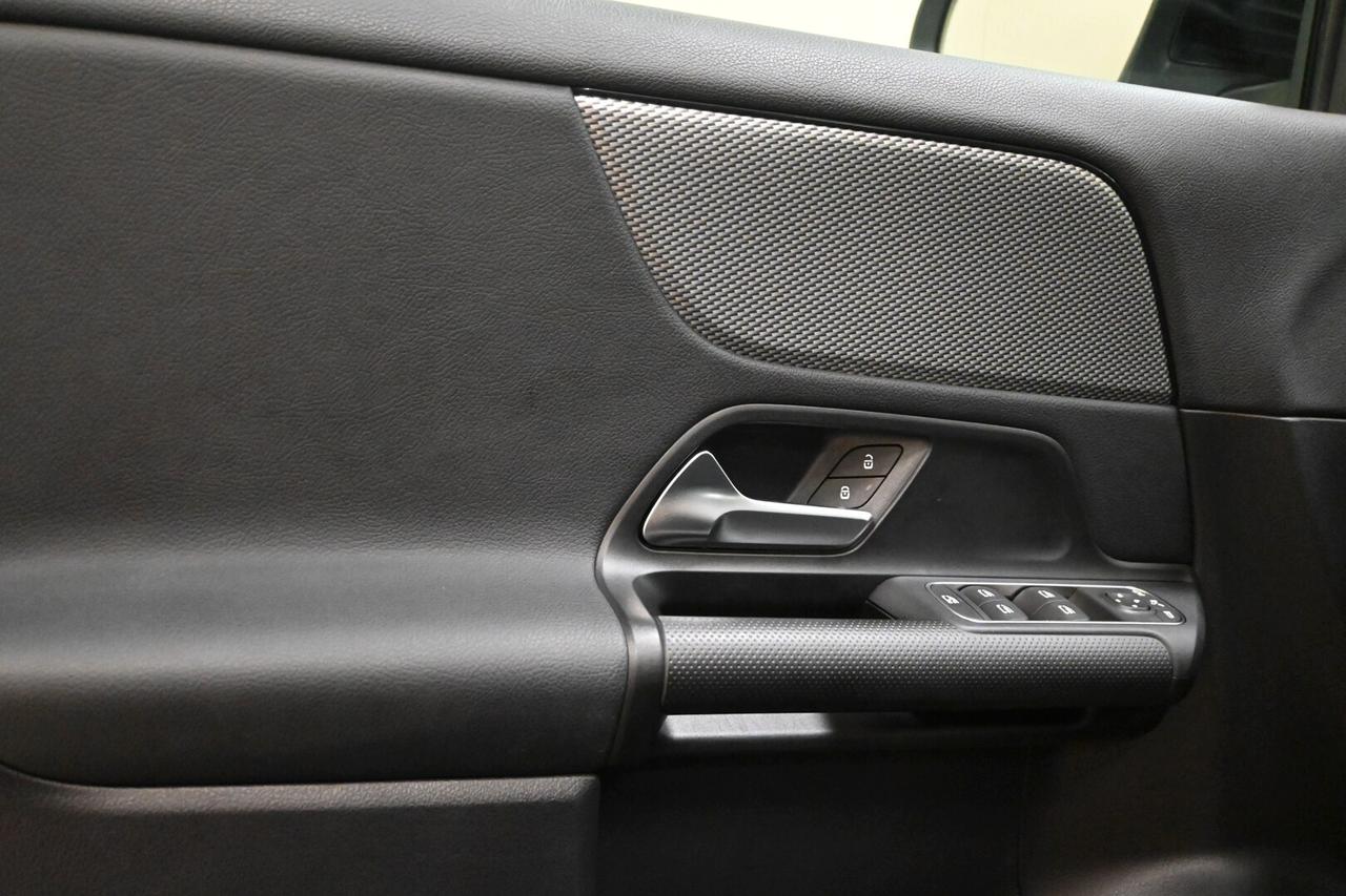 MERCEDES GLA (H247) GLA 180 d Automati...