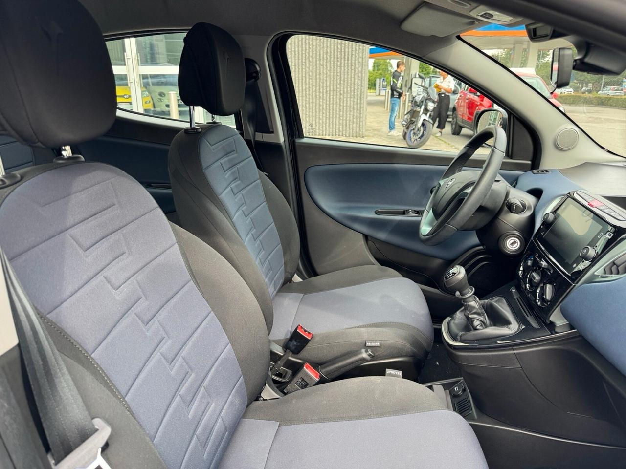Lancia Ypsilon 1.0 Hybrid Platino