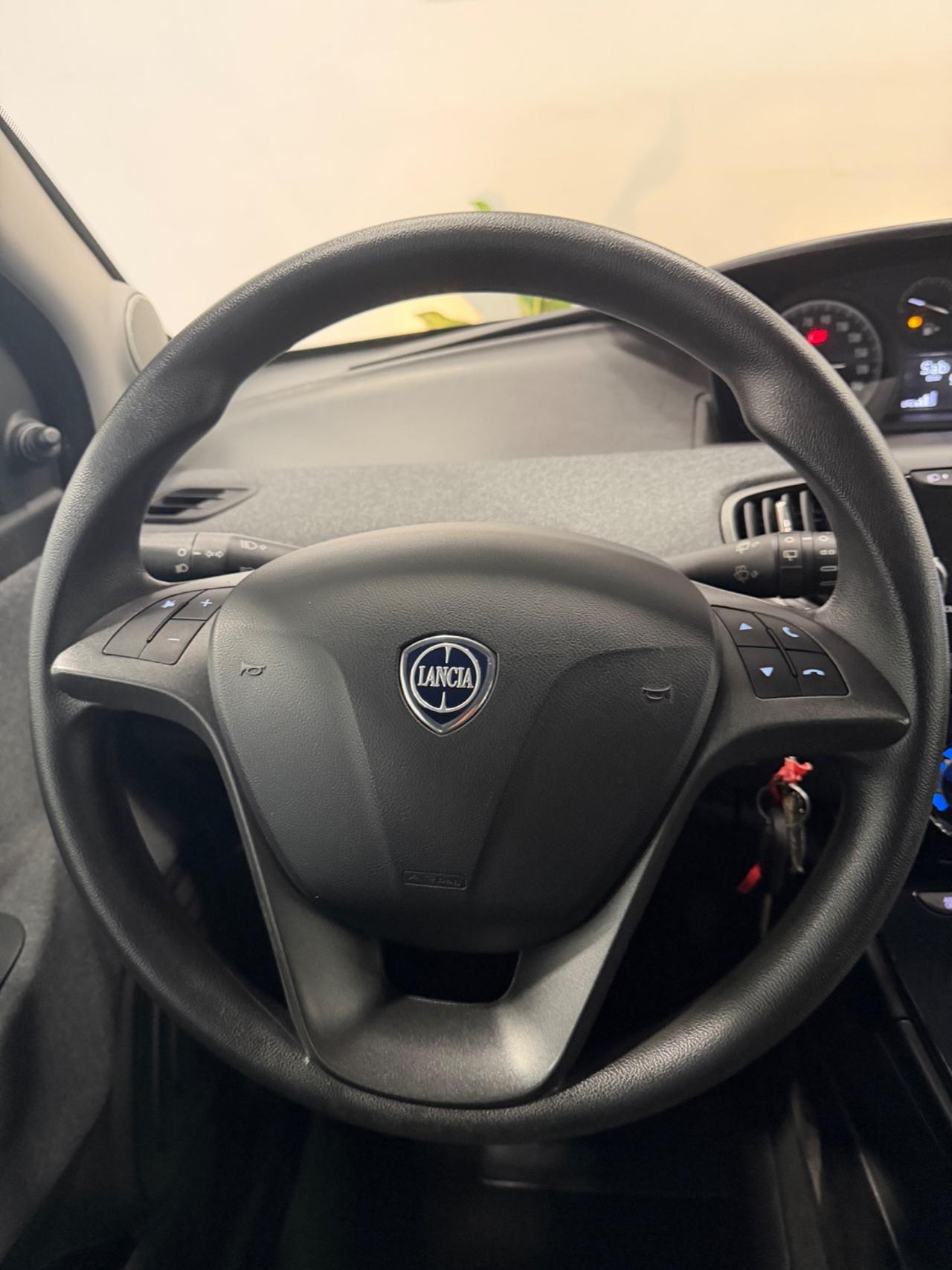 Lancia Ypsilon Elefantino Blu Gpl casa madre