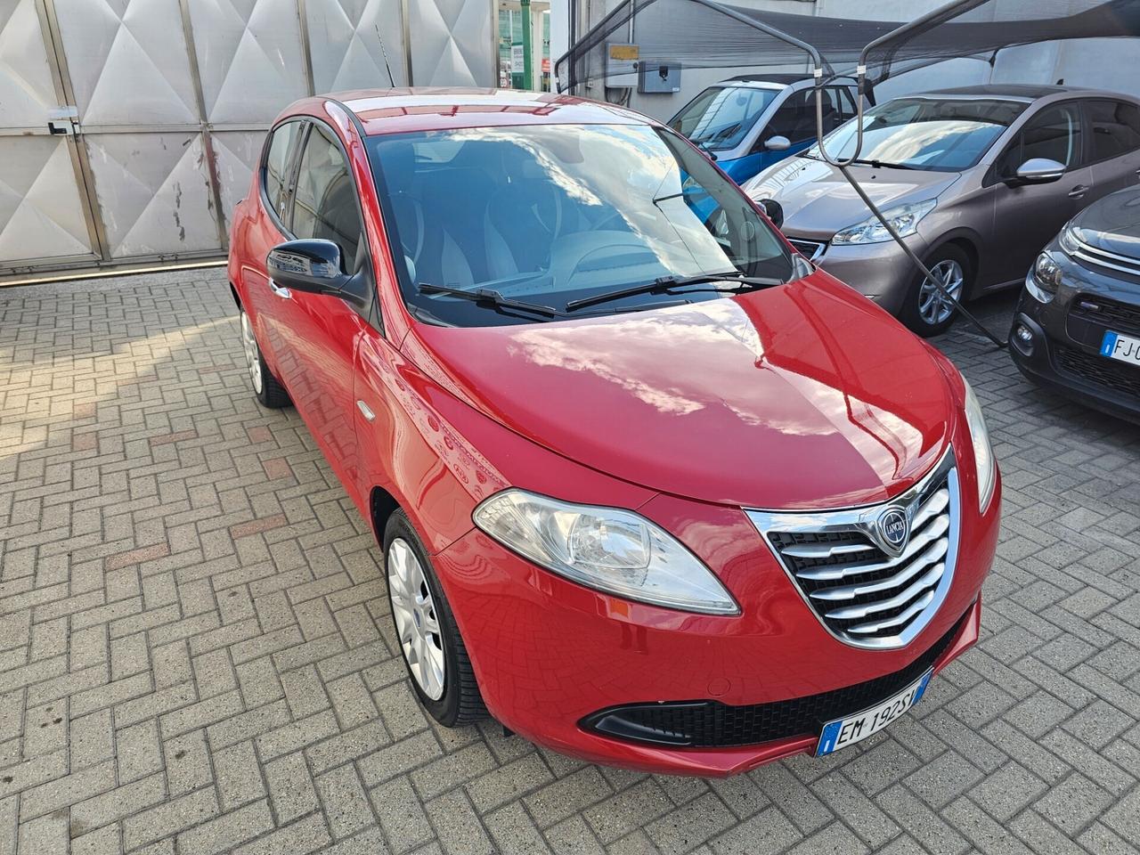 Lancia Ypsilon 1.2 69 CV 5 porte S&S Silver - NeoPatentati