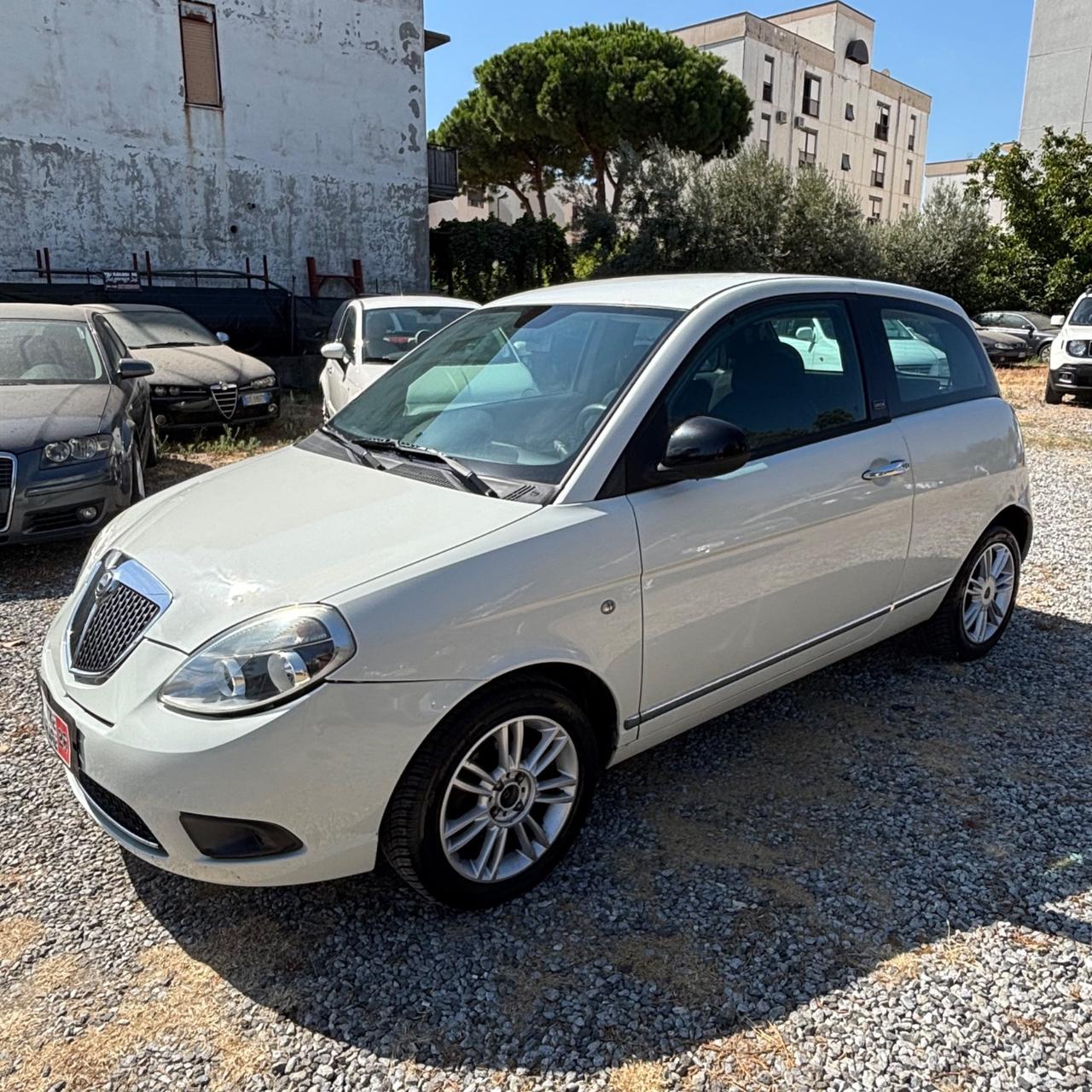 Lancia Ypsilon 1.3 MJT 75 CV Unyca