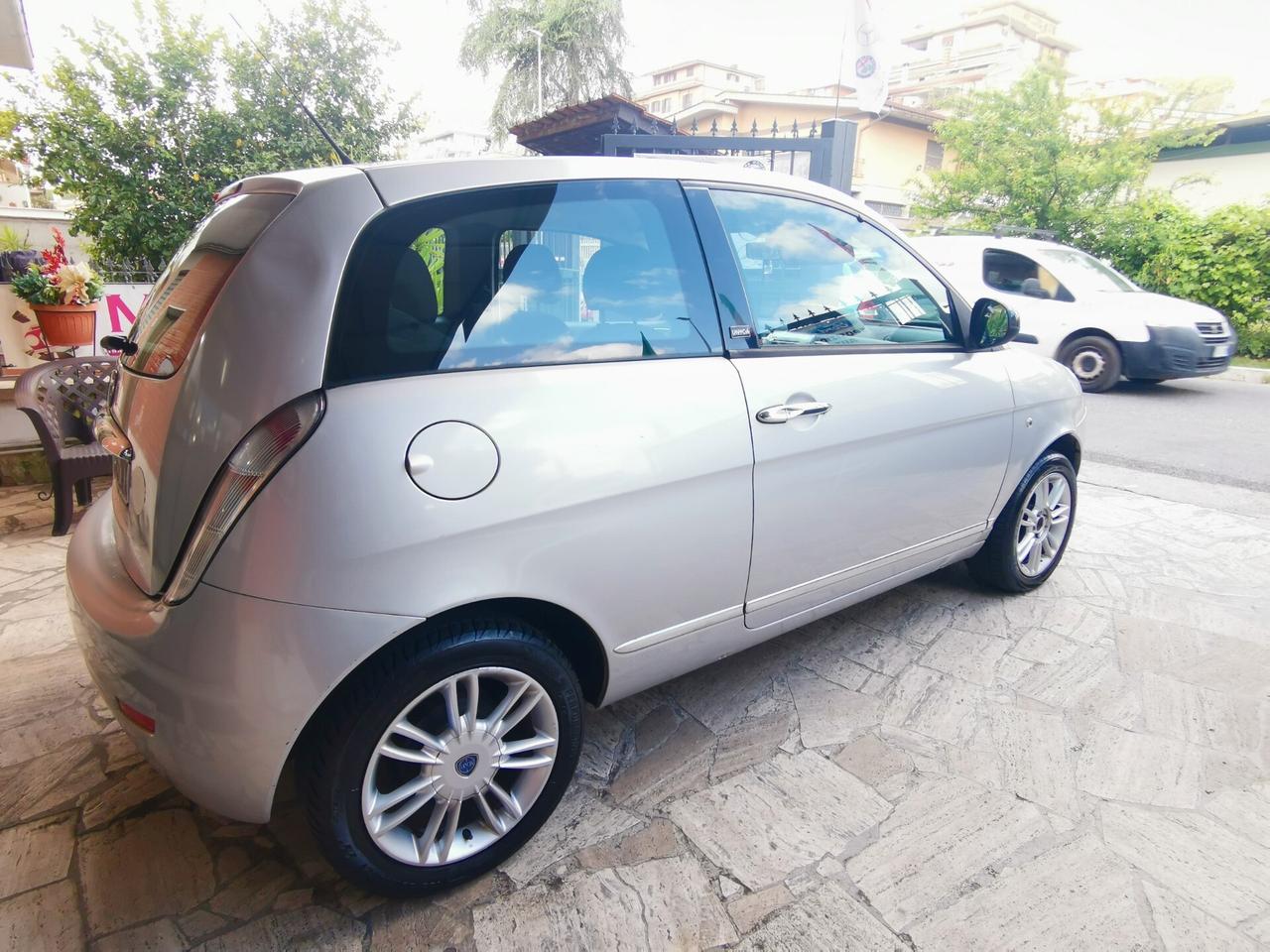 Lancia Ypsilon 1.3 MJT 75 CV Unyca