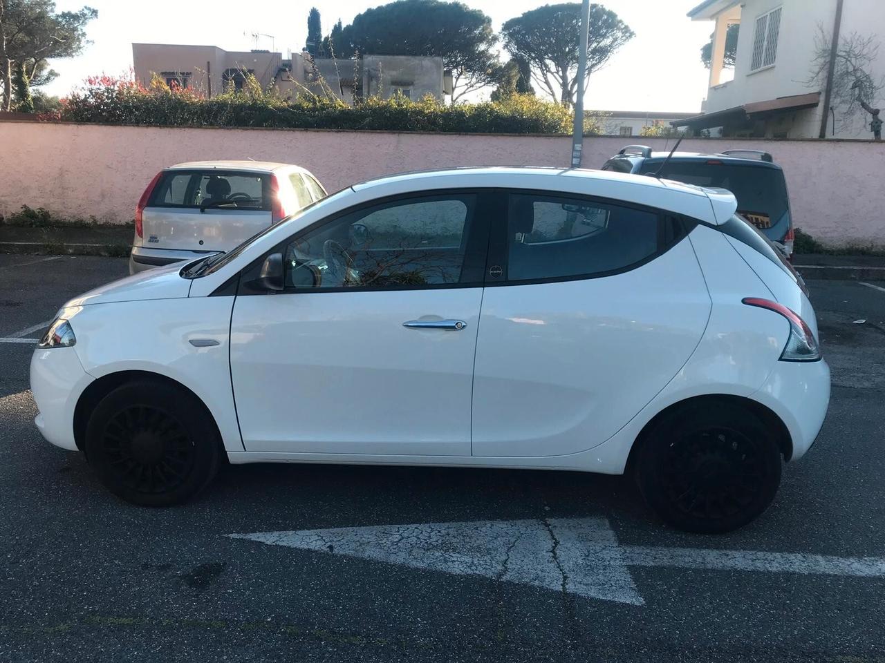 Lancia Ypsilon 1.0 FireFly 5 porte S&S Hybrid Ecochic Silver