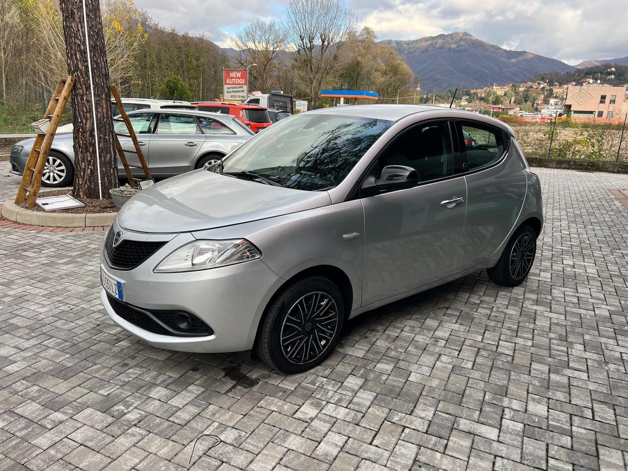 Lancia Ypsilon 1.0 Benzia/Hybrid - NEOPATENTATI