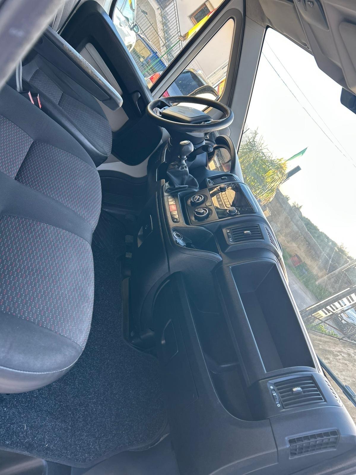 Peugeot Boxer 330 2.0 BlueHDi PC Cabinato