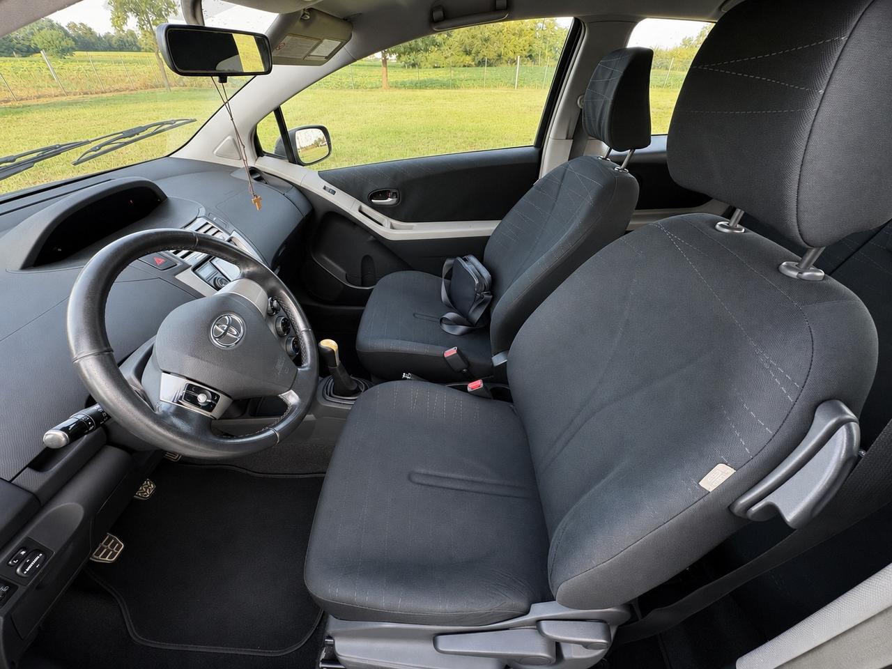 Toyota Yaris 1.3 87cv benzina neo patentati