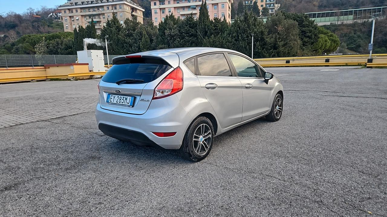 FORD FIESTA 1.5 TDCi VIGNALE – FINE 2018 – NEOPATENTATI – 110.000 KM Proponiamo in vendita Ford Fiesta 7ª serie Vignale, fine 2018, unico proprietario, tenuta in condizioni eccezionali. L’auto è stata curata come un bebè, mantenuta con estrema