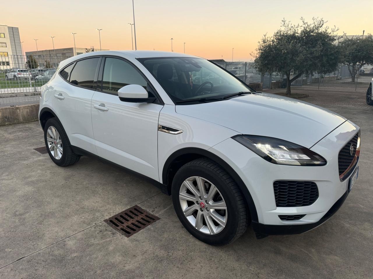 Jaguar Epace autocarro