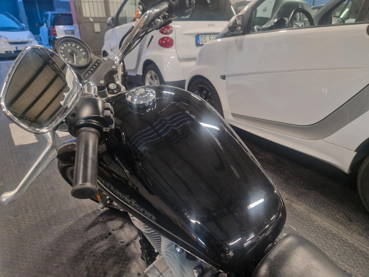 883C Sportster Custom XL solo 6100km