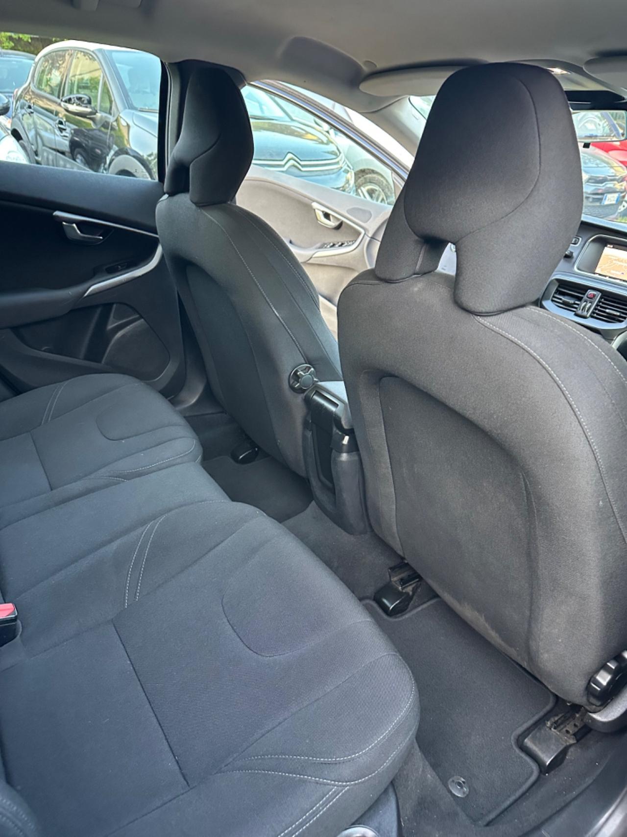 Volvo V40 D2 MOMENTUM KMCERT UNICOPR EU6B