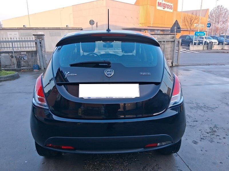 Lancia Ypsilon 1.0 FireFly 5 porte S&S Hybrid Silver