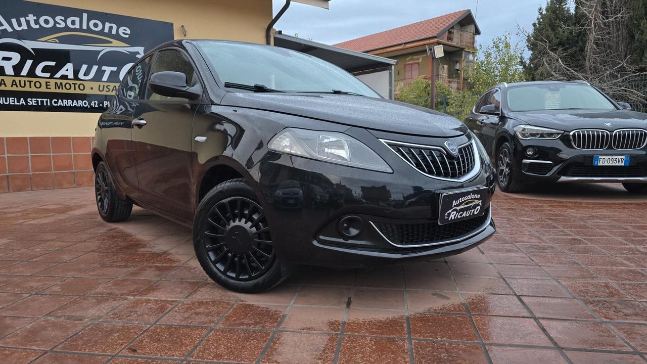 Lancia Ypsilon 1.0 FireFly 5 porte S&S Hybrid Silver