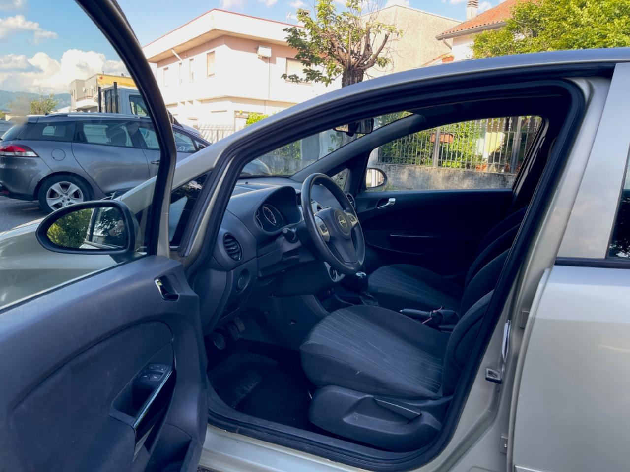 Opel Corsa 1.2 5 porte Cosmo per Neopatentati