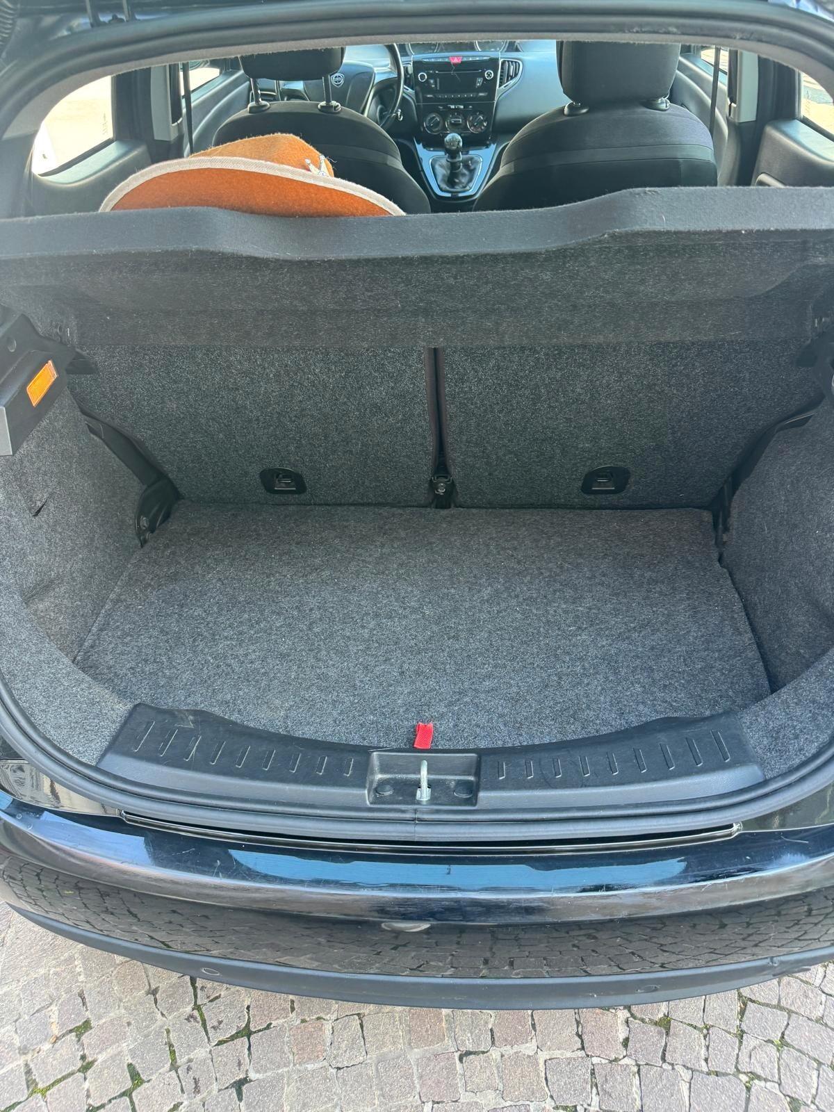 Lancia Ypsilon 0.9 TwinAir 85 CV 5 porte Metano Ecochic Silver