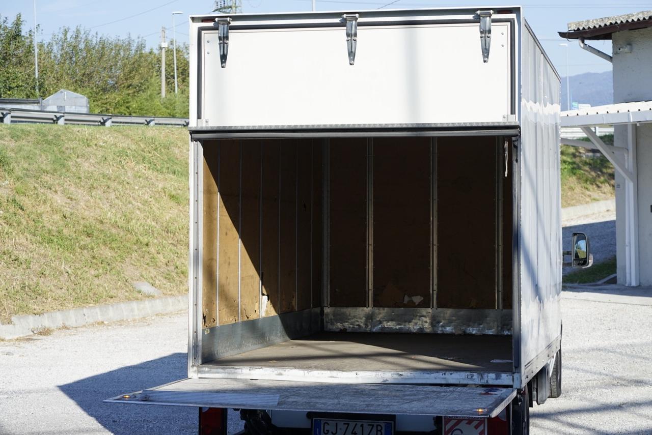 Mercedes Benz 311 Tra Ant con Sponda