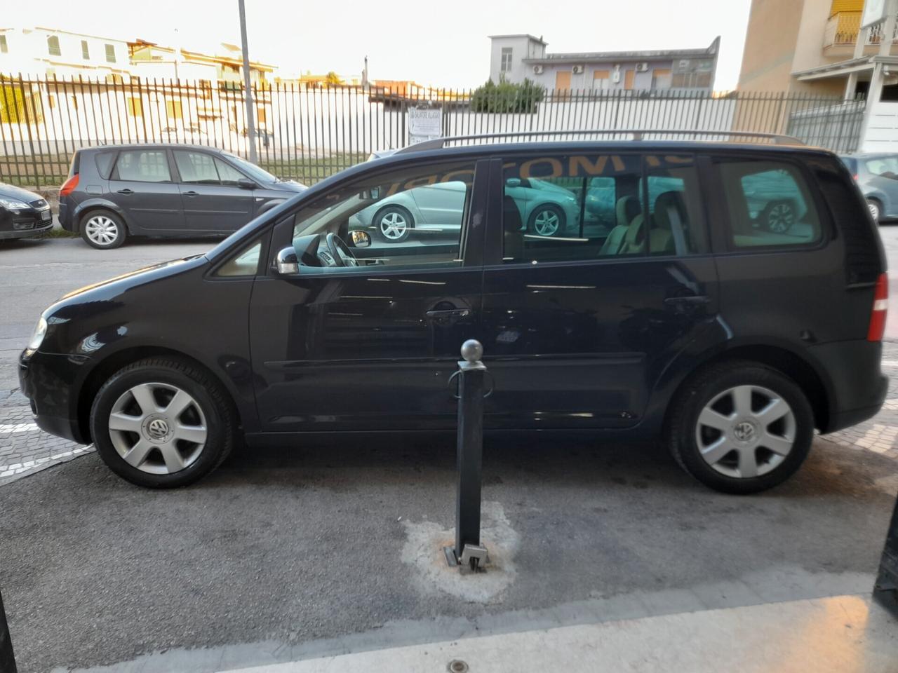 Volkswagen Touran 1.6 FSI Highline