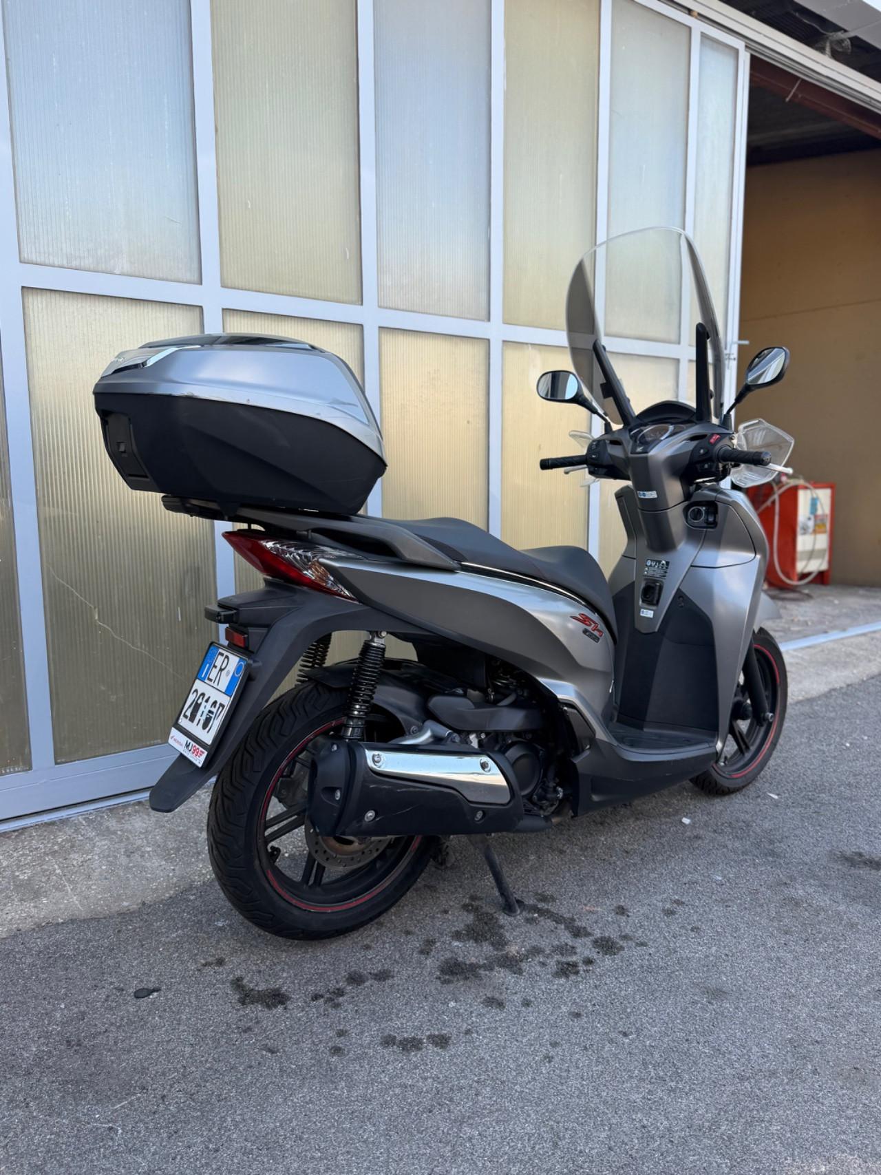 HONDA SH 300 Sport Abs - PARABREZZA - BAULE - ANTIFURTO - GOMME NUOVE