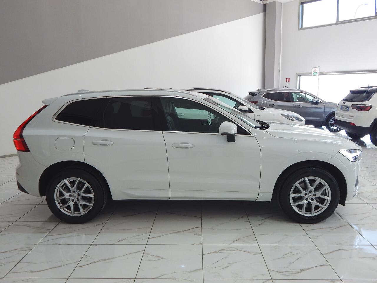 Volvo XC60 2.0 B4 Momentum Pro AWD Aut TETTO-NAVI-PELLE-KAMER