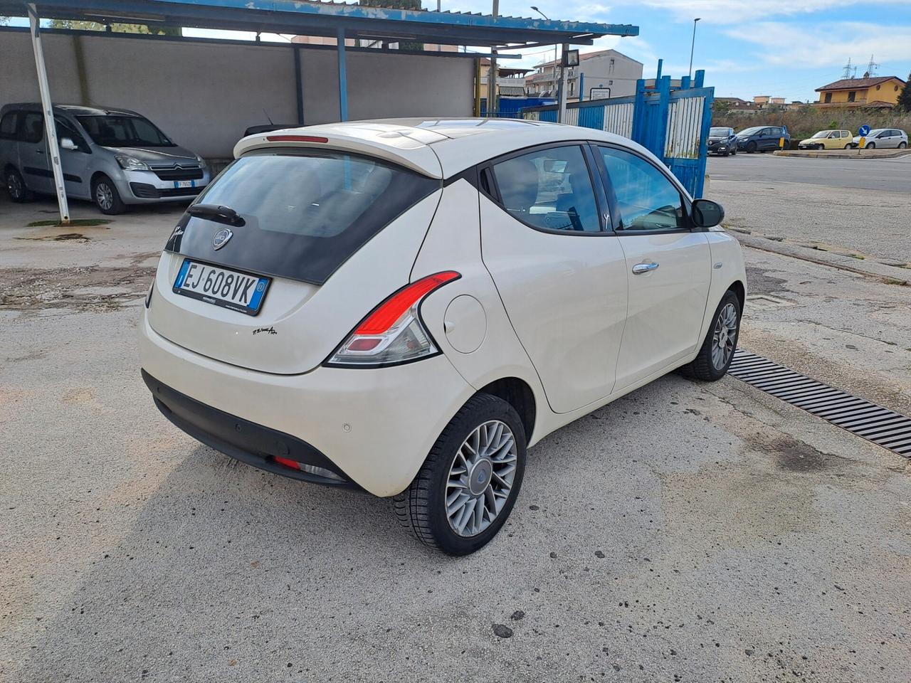 Lancia Ypsilon 0.9 benzina strafull