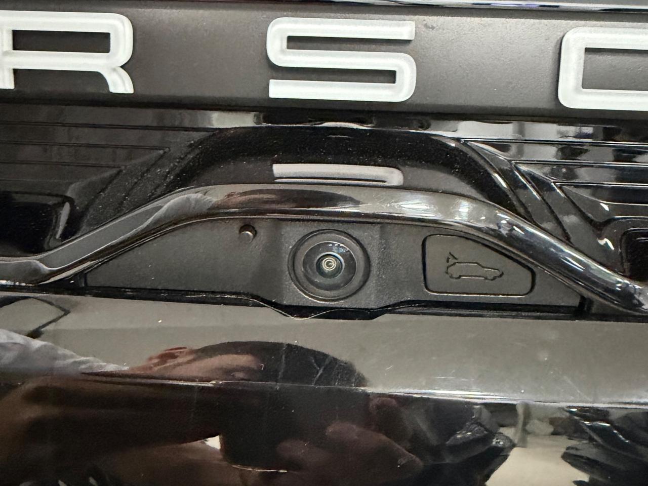 Porsche Macan EV 4