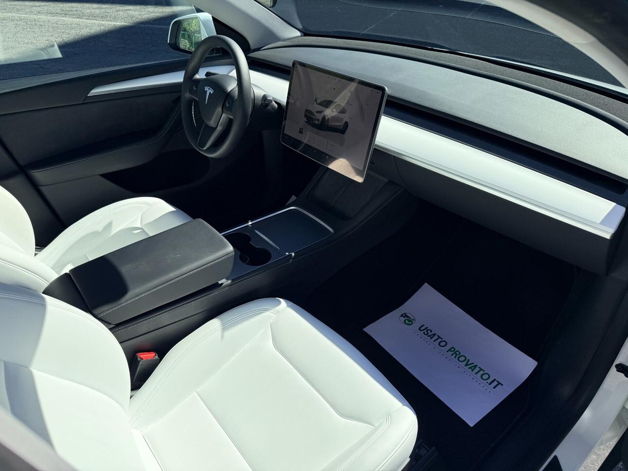 Tesla Model Y Long Range AWD Interni BIANCHI