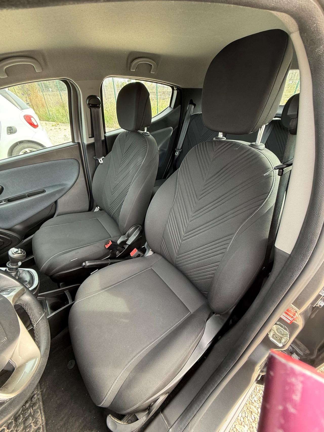 Lancia Ypsilon 1.0 FireFly 5 porte S&S Hybrid Silver