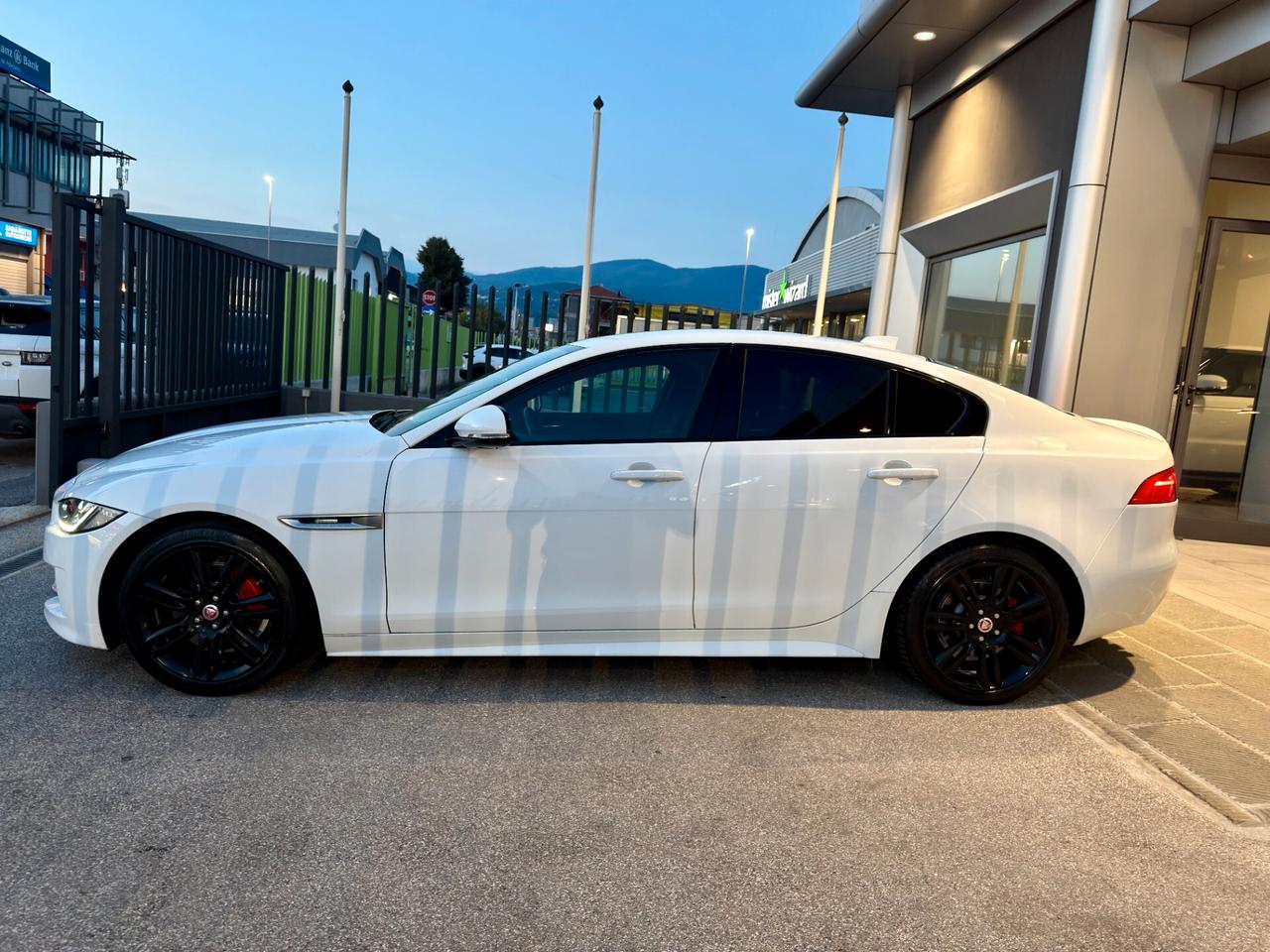 Jaguar XE 2.0 D Turbo R-Sport