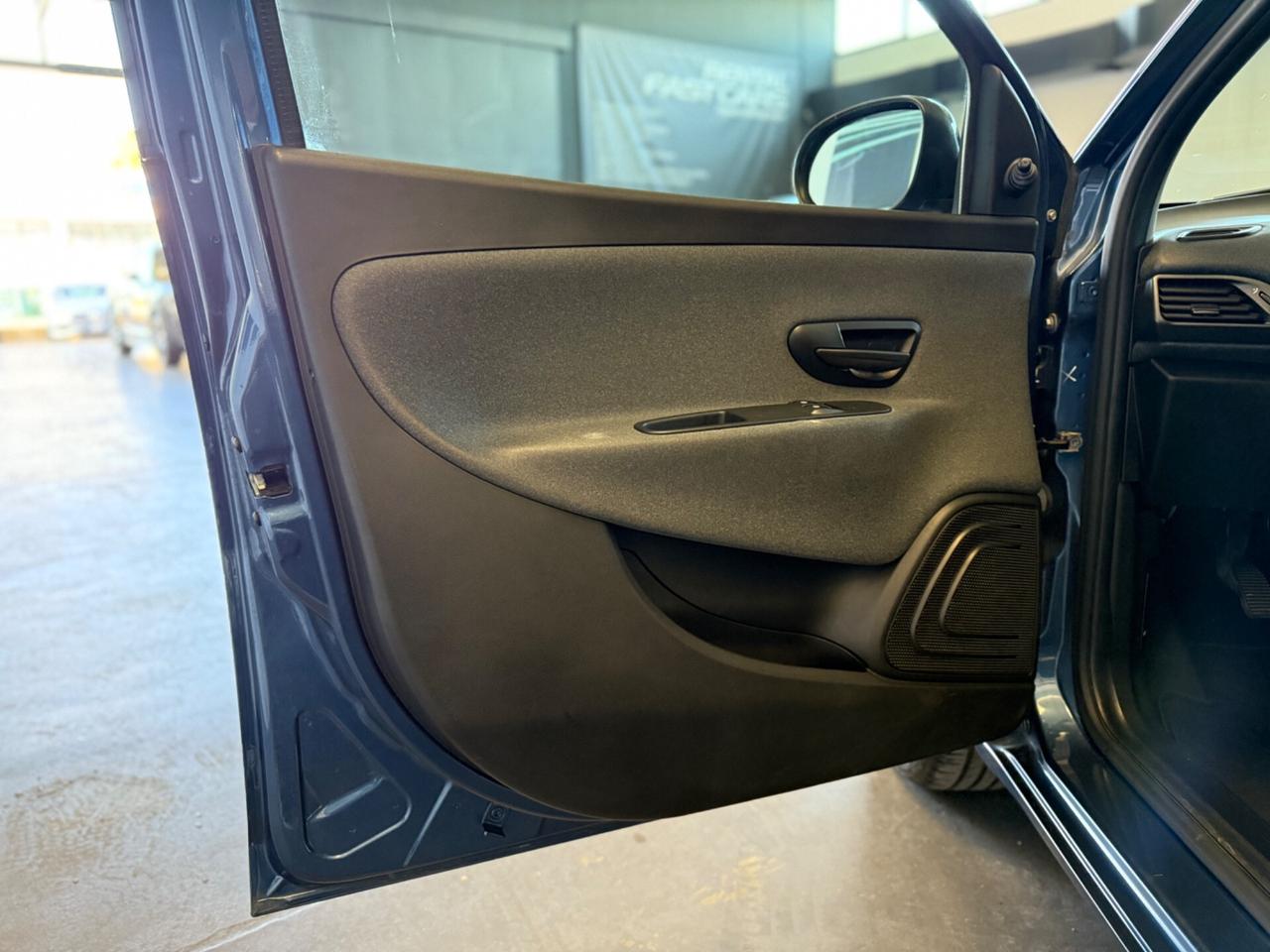 Lancia Ypsilon 1.0 FireFly S&S Hybrid Ecochic Silver