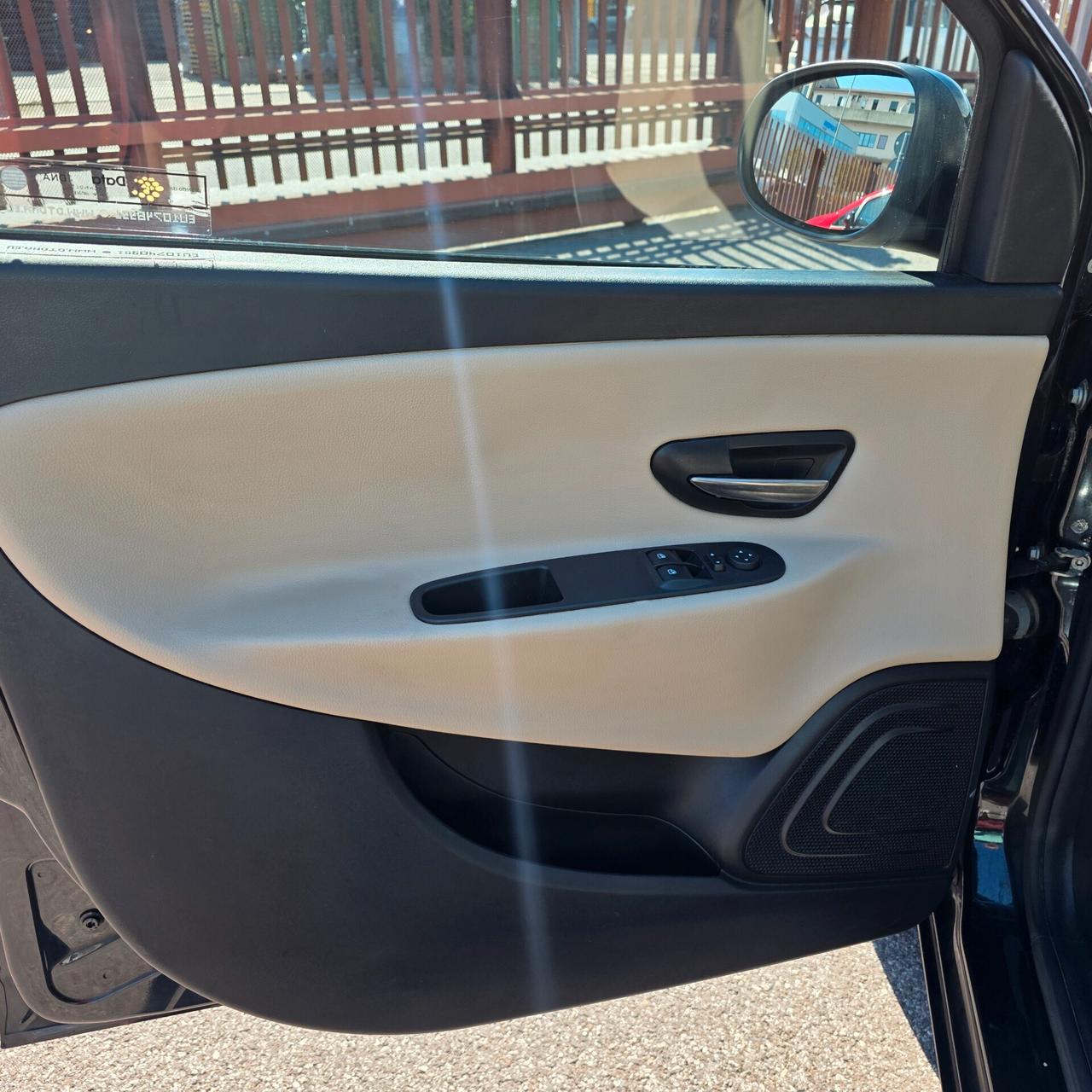 Lancia Ypsilon 0.9 TwinAir 85 CV 5 porte Metano Ecochic Gold
