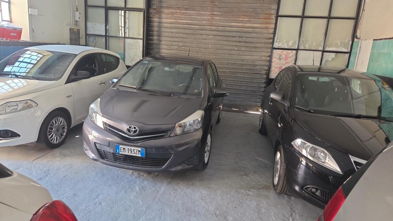 Toyota Yaris 1.0 5 porte Lounge perfetta possibilita 12 mesi garanzia