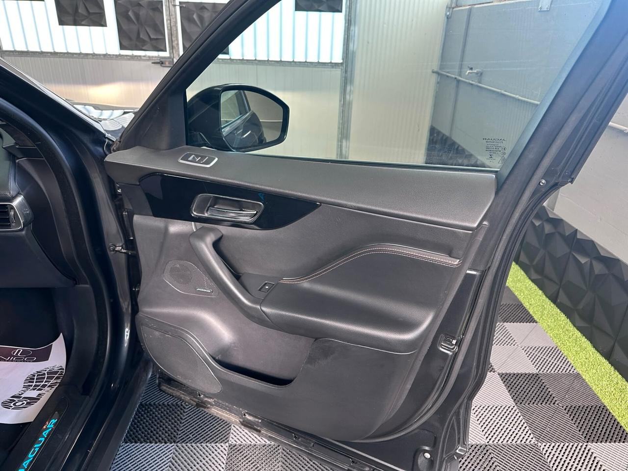 Jaguar F-Pace 2.0 D 180 CV AWD aut. Chequered Flag