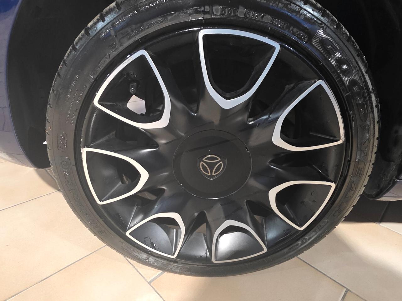 Lancia Ypsilon 1.2 69 CV 5 porte S Momodesign