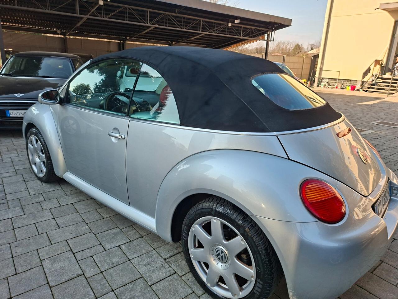 Volkswagen New Beetle 2.0 Cabrio tagliandata